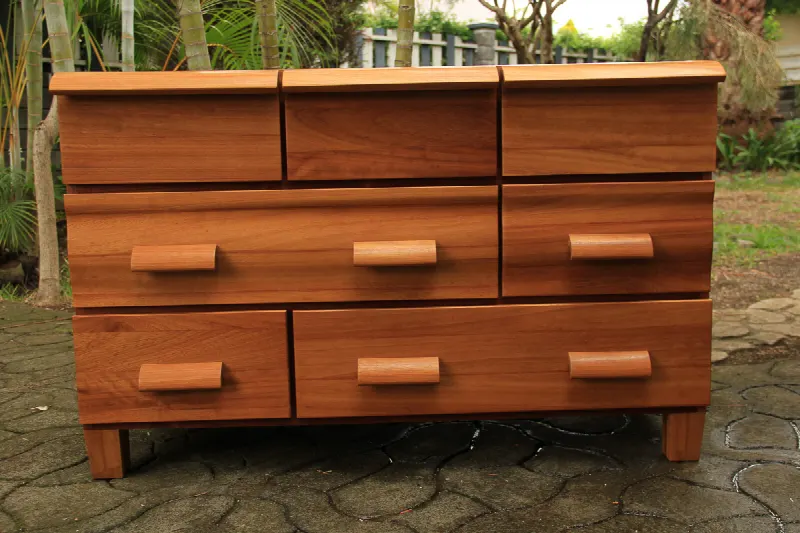 Commode galbée en iroko et kossipo
