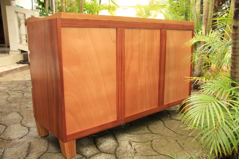 Commode galbée en iroko et kossipo