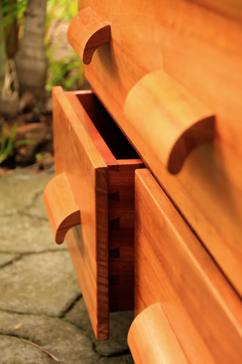 Commode galbée en iroko et kossipo