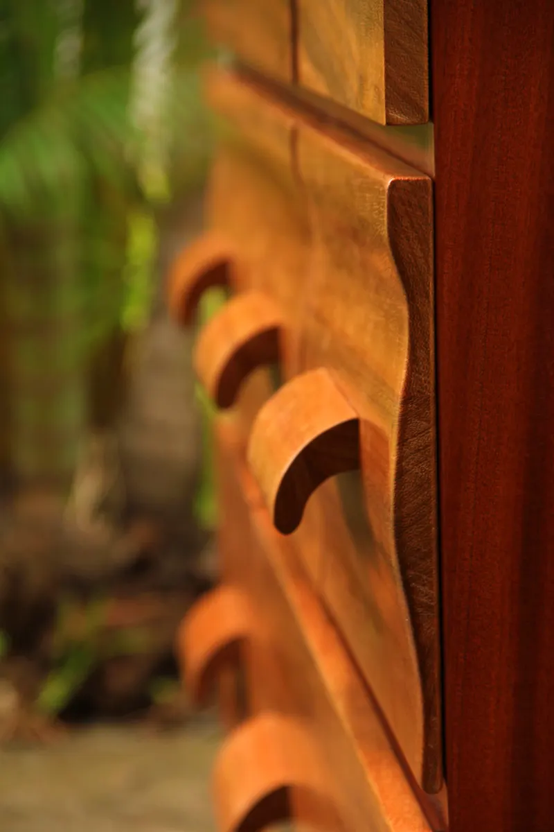 Commode galbée en iroko et kossipo