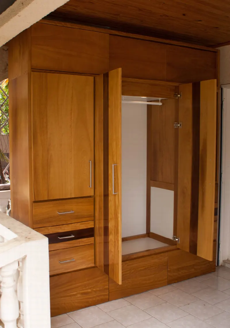 Dressing en iroko et palissandre de Madagascar