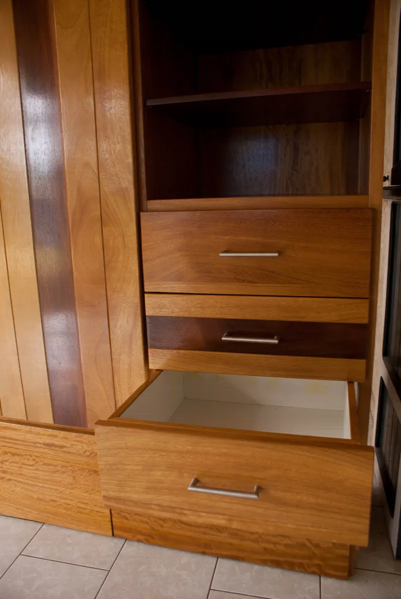 Dressing en iroko et palissandre de Madagascar