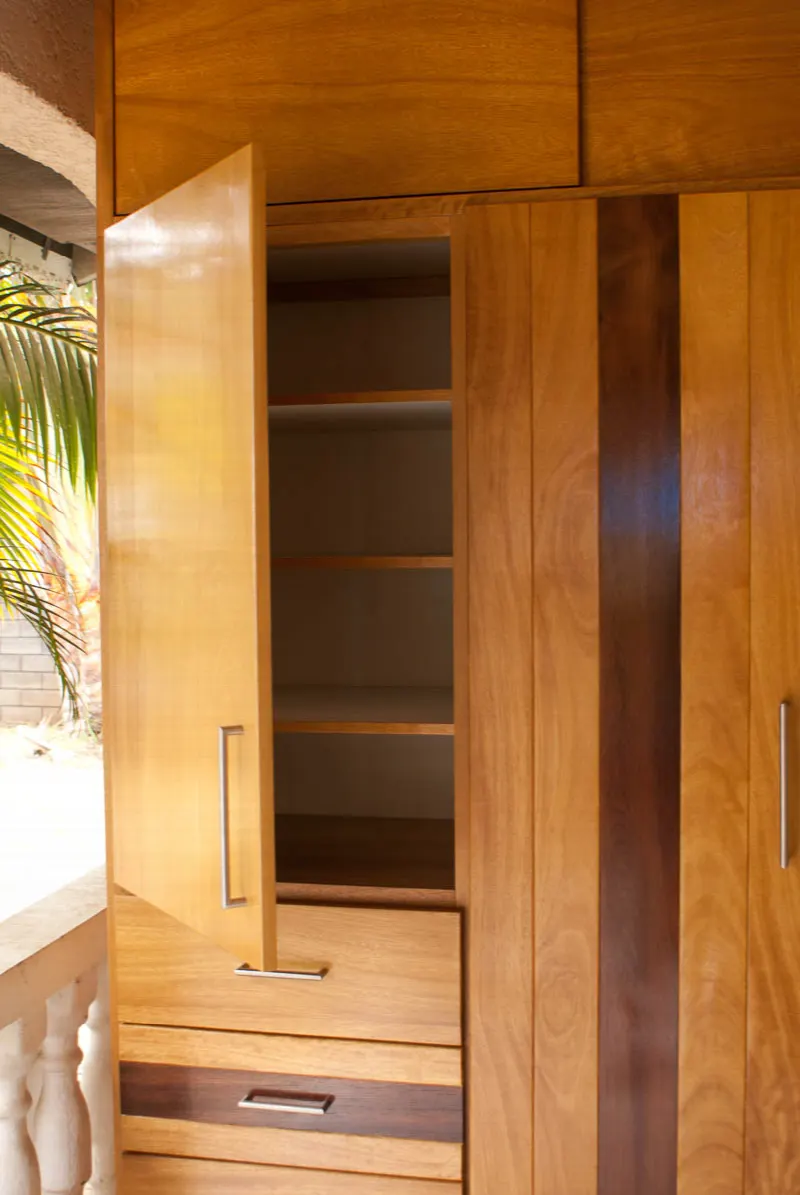 Dressing en iroko et palissandre de Madagascar