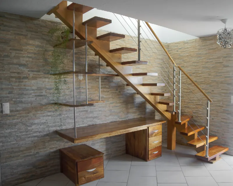 Escalier et bureau en movingui et tamarin