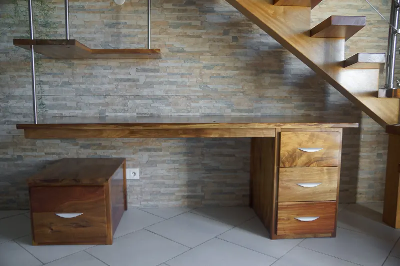 Escalier et bureau en movingui et tamarin