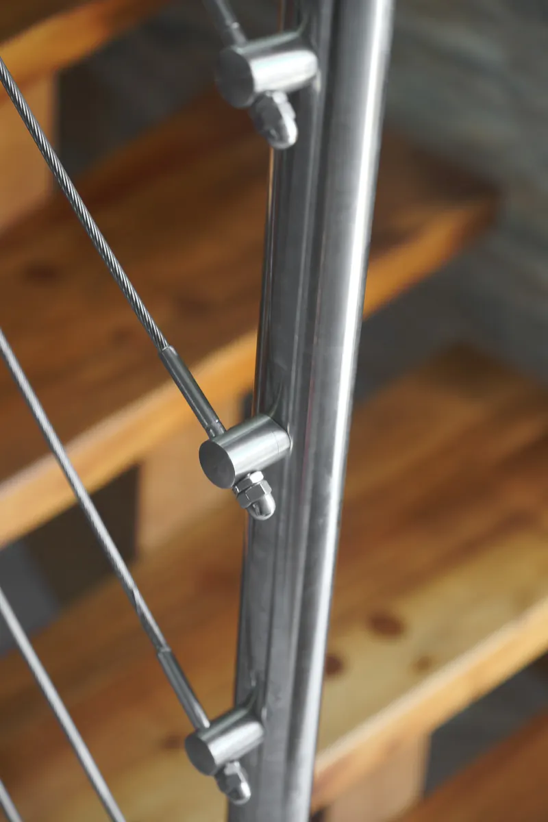 Escalier et bureau en movingui et tamarin