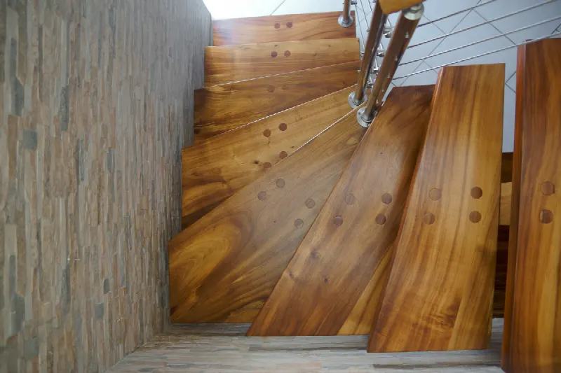 Escalier et bureau en movingui et tamarin