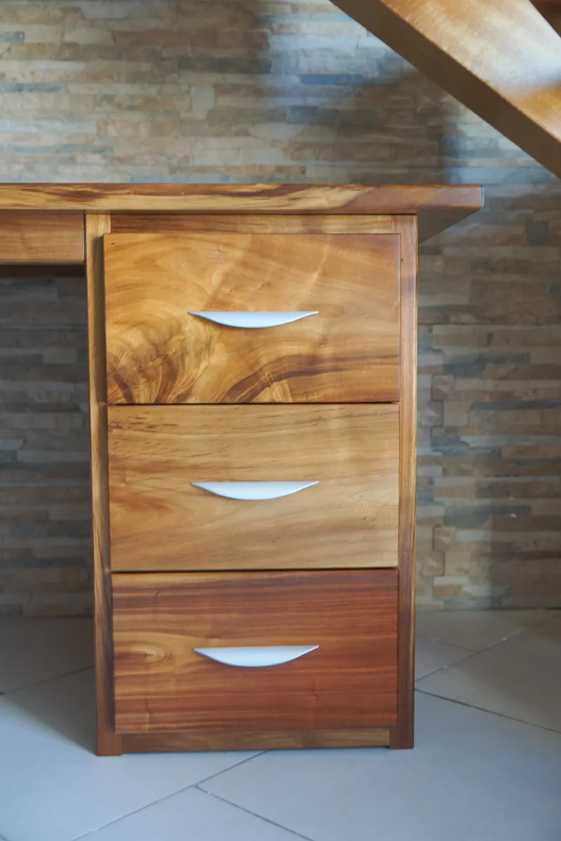 Escalier et bureau en movingui et tamarin