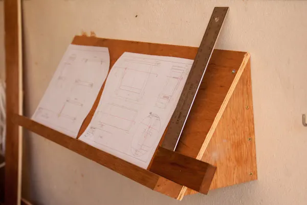Après la conception du meuble, je choisis les pièces de bois et les débite.