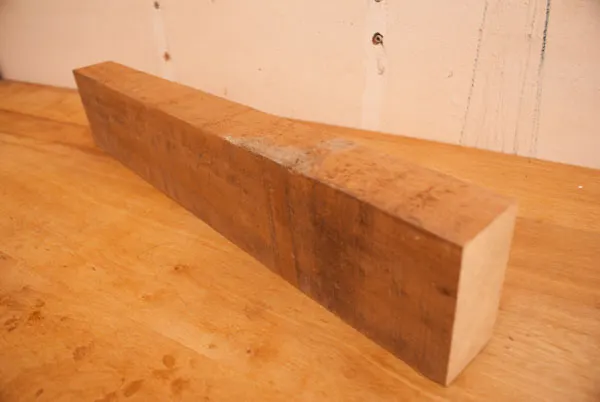 Une pièce de bois avant le dégauchissage/rabotage