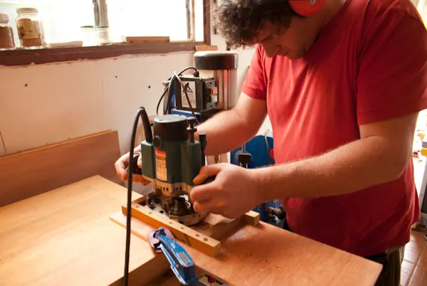Un gabarit est utilisé pour guider la défonceuse